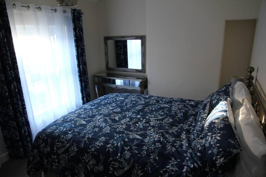 Charming Mid Terrace Cottage Конуи Екстериор снимка